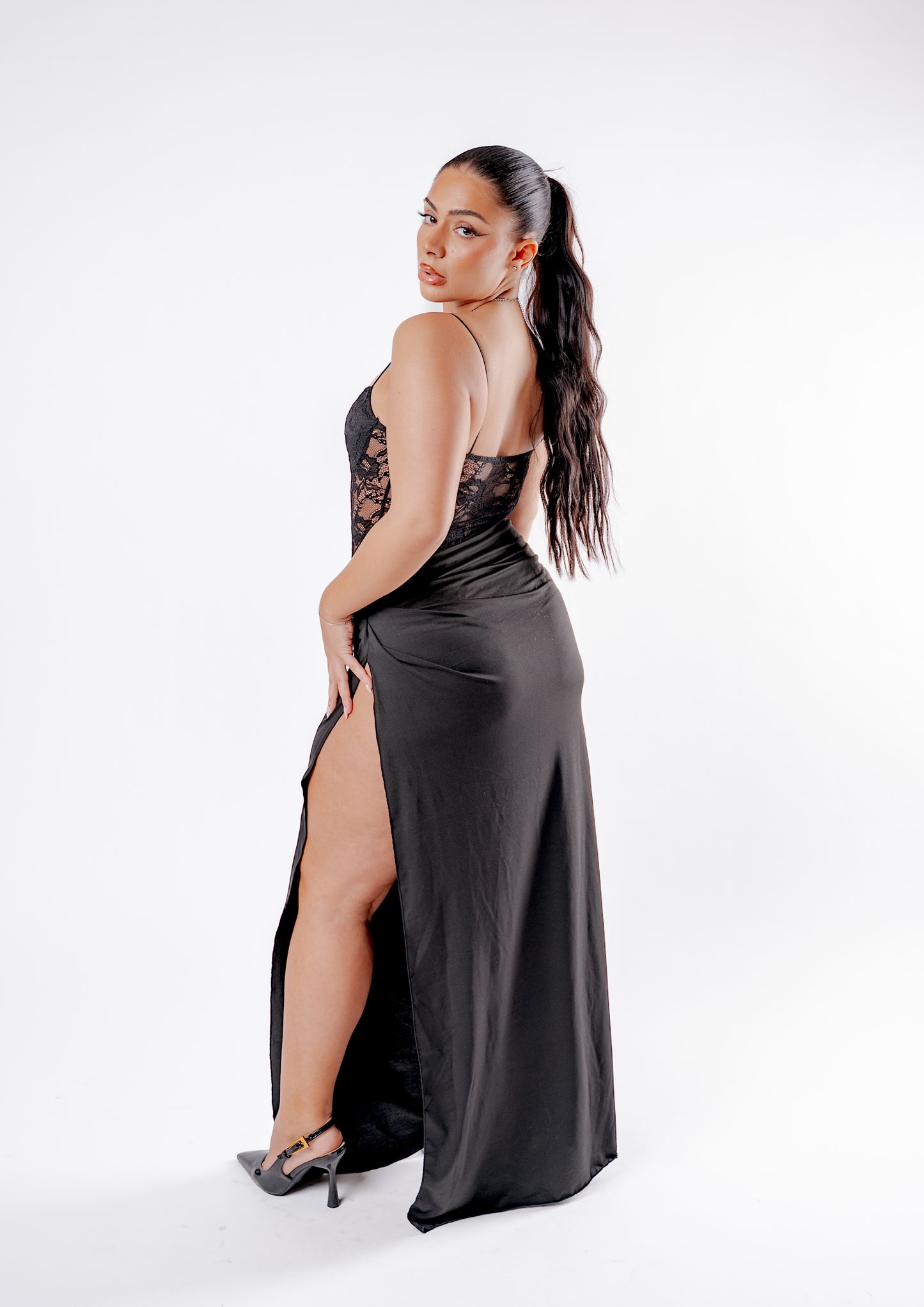 Robe longue dos nu bretelles fines — Golden Muse