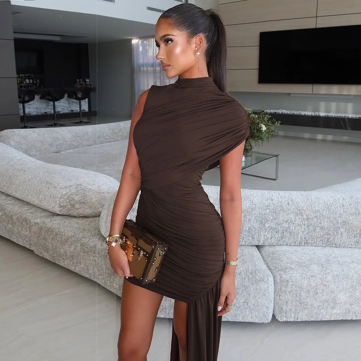 Robe mini asymétrique col mi-haut